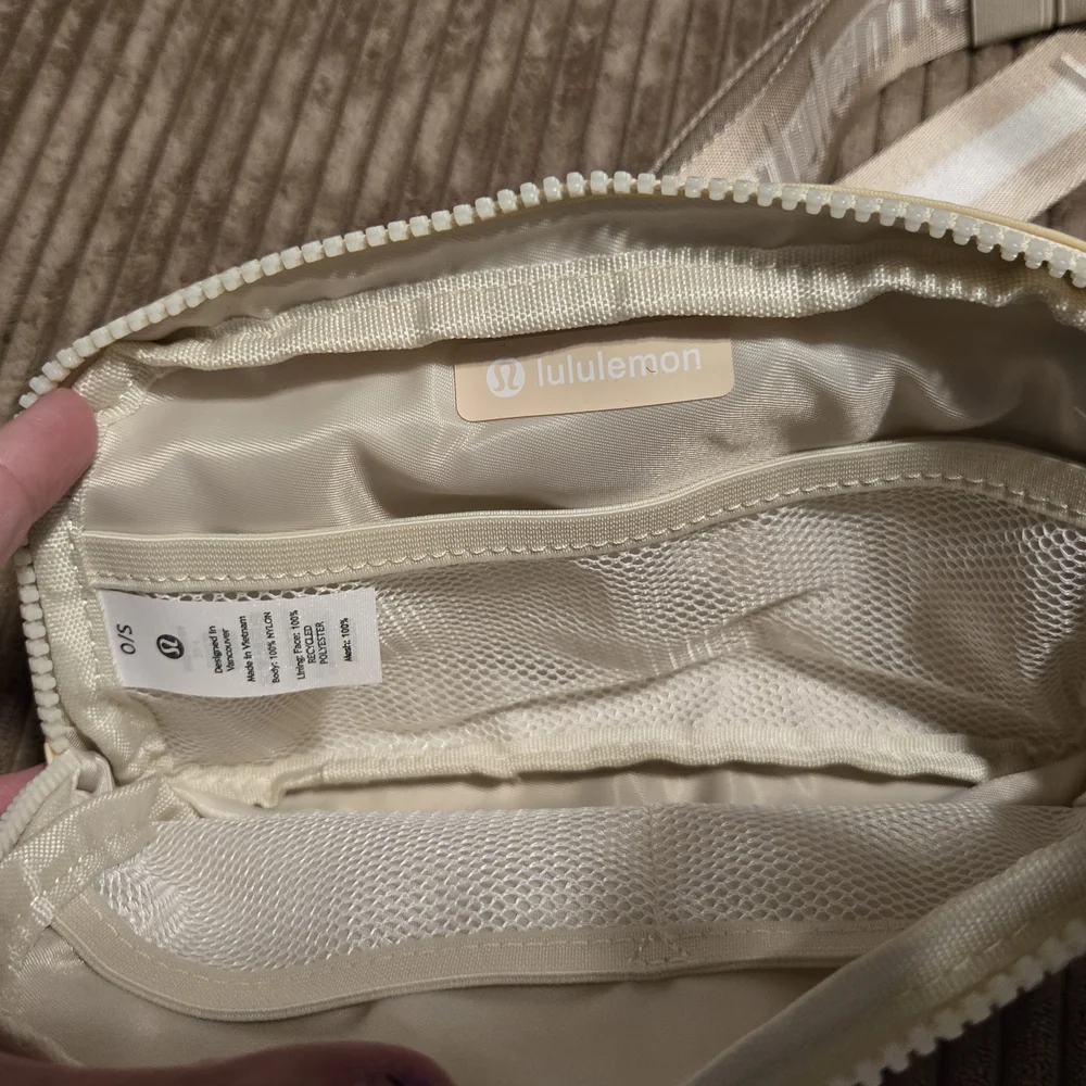 136. Lululemon Everywhere Belt Bag – Beige/Cream – NWOT - Picture 3 of 4